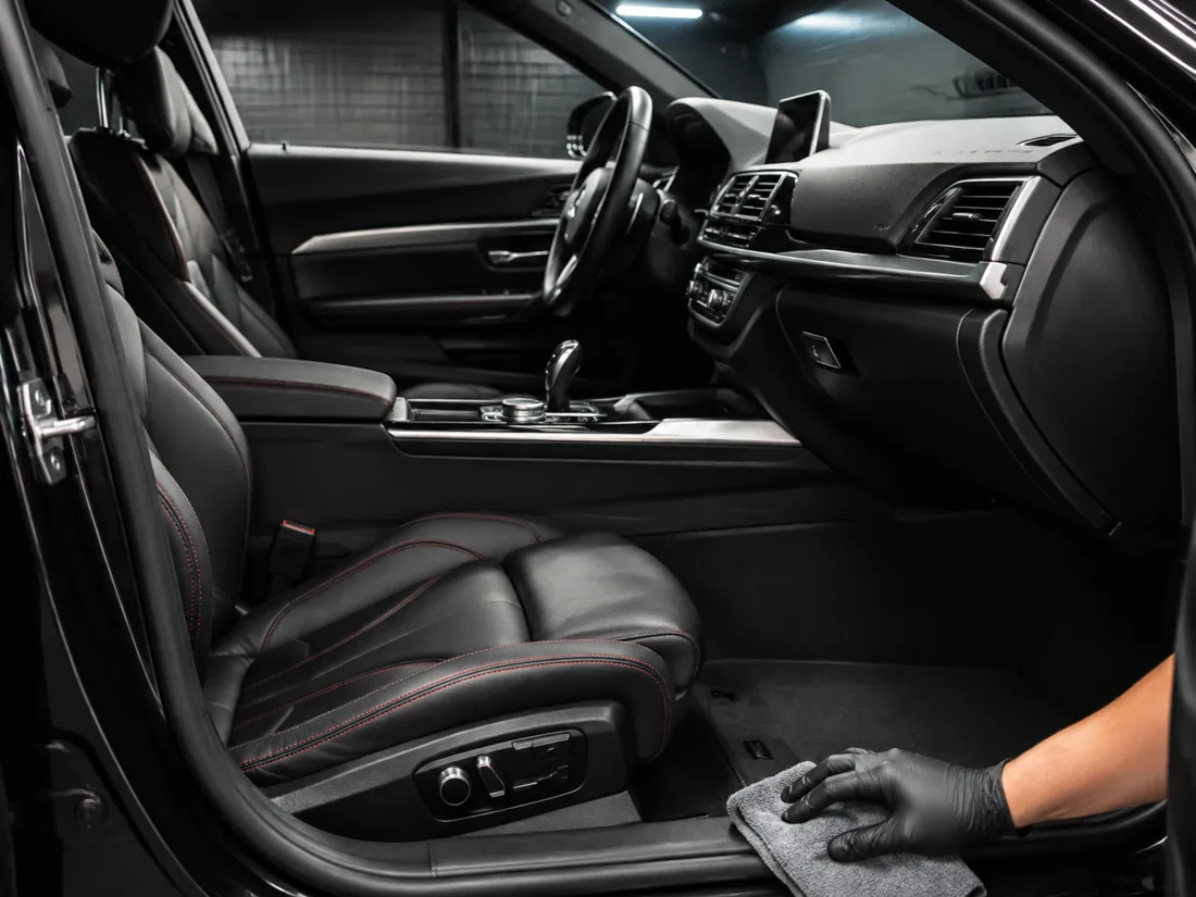 Interior automotivo em couro após acabamento